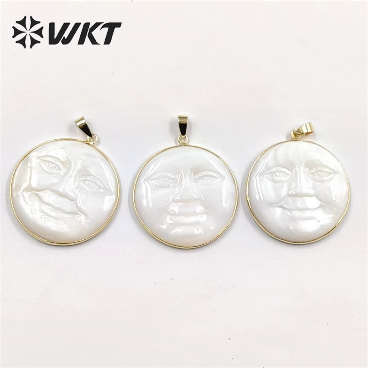 WT-JP334 Big Size 35MM Natural White Shell Sun Pendant Gold Bezel Unique Energy Hand Carved Smile Pendant for Necklace