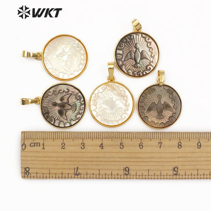 WT-JP091 Round Shape Gold Pendant With Bird Pattern in White Black Color Dainty Carved Shell Jewelry Natural Pearl Shell Pendant